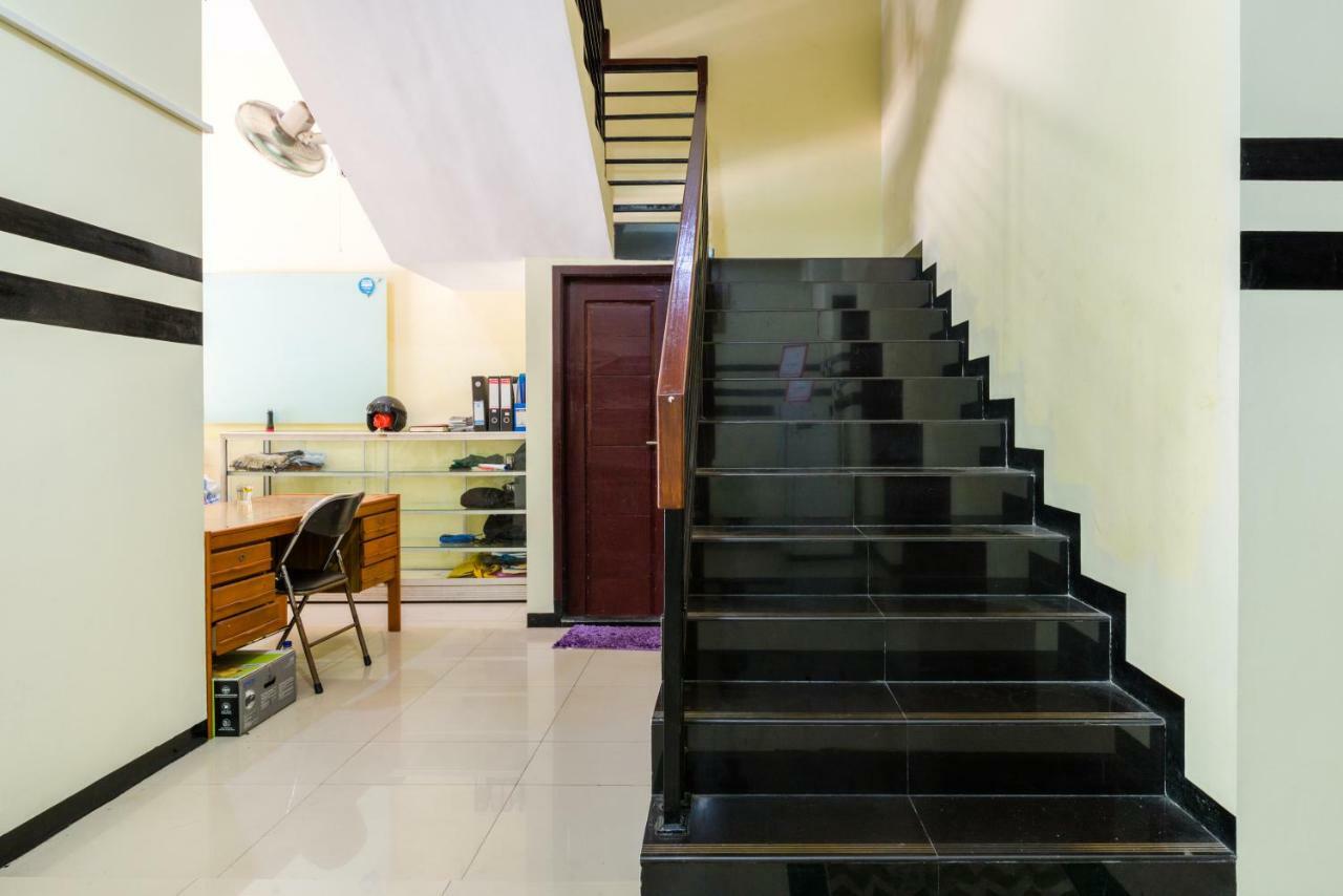 Reddoorz Syariah @ Ketintang Surabaya Hotel Exterior photo